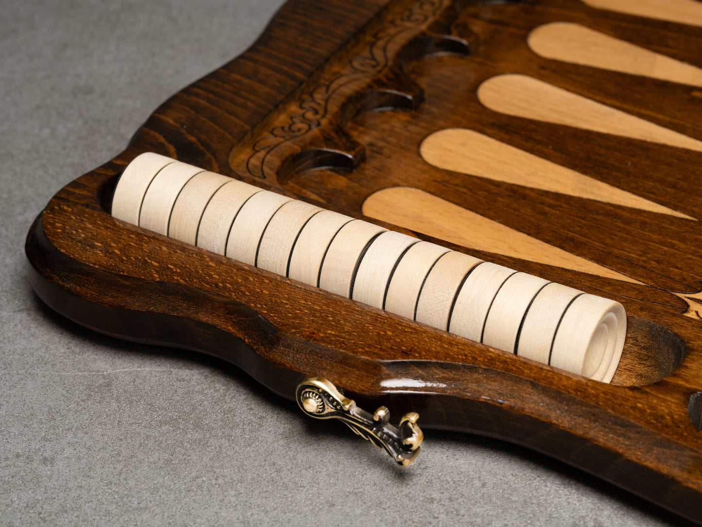 Luxury Backgammon Set – Majestic Lion Design with Bronze Details - Unumperfectus