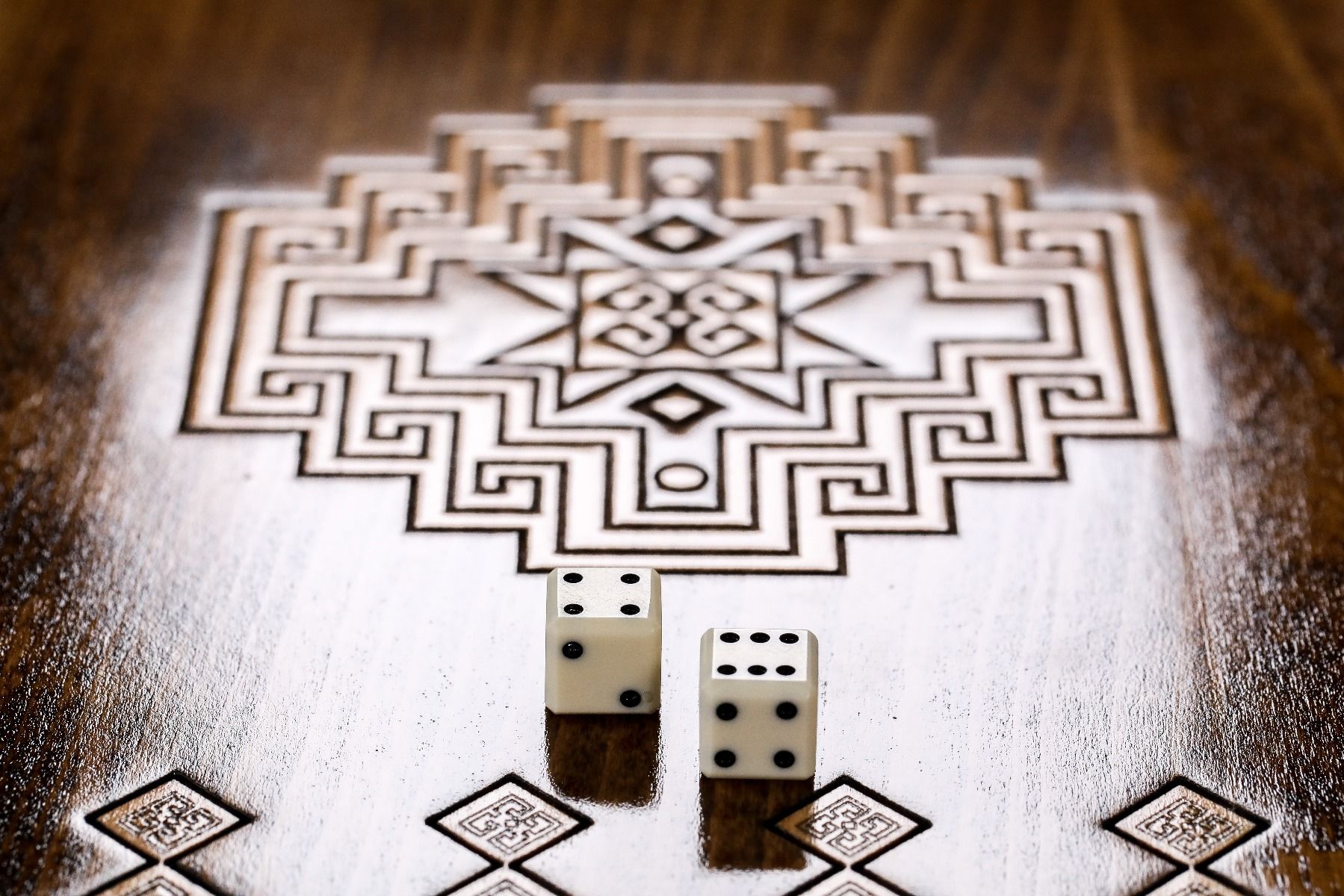 Classic Carpet Wooden Chess & Backgammon Board - Unumperfectus