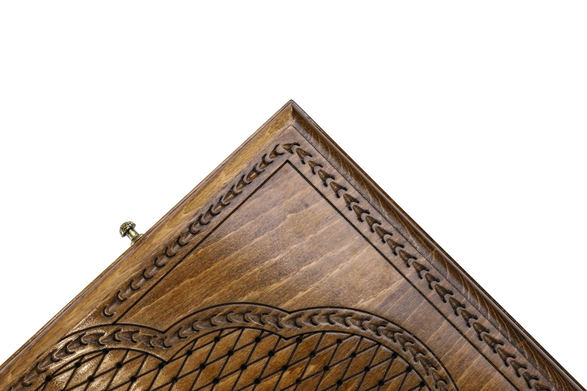 Corner of the lid: faceted lattice, rope-and-bead border and lobed cartouche