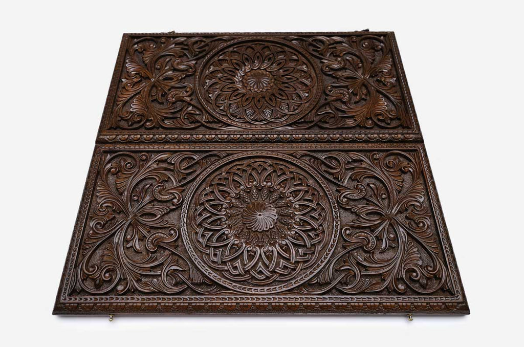 Side view of the closed carved board
