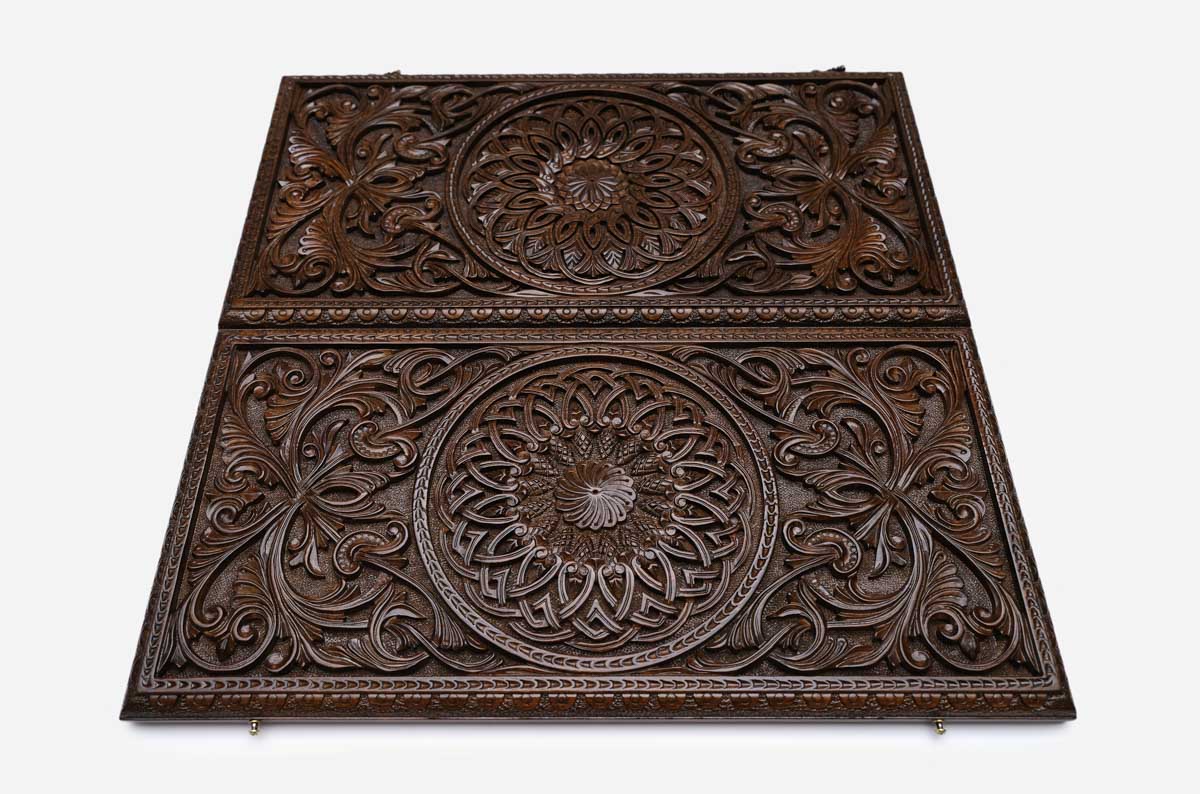 Side view of the closed carved board