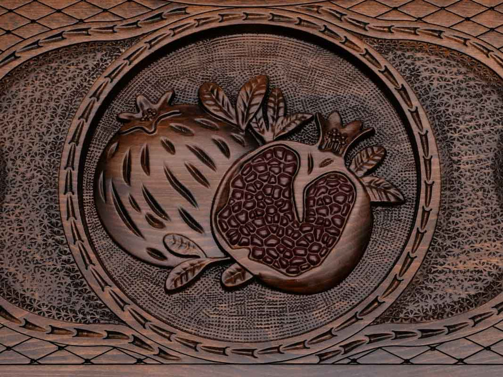 The carry handle and cross-hatched carving