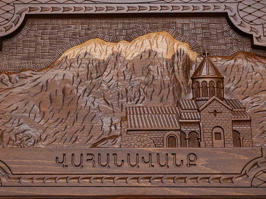 The carry handle and upper carving of the board