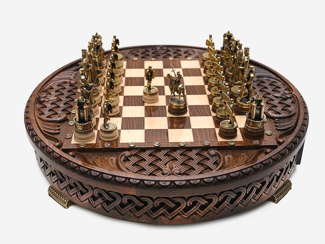 Handle Chess Royal Circle with gold knight pieces facing off across the round board