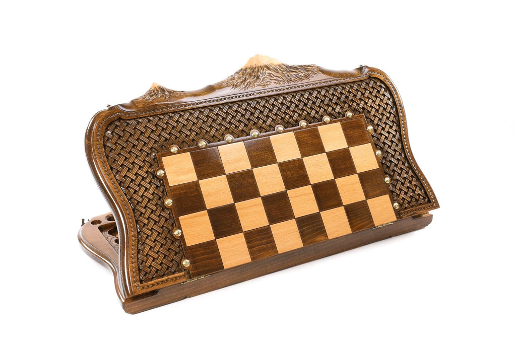 Chess-backgammon with braid-pattern with copyrighted Mount - Unumperfectus
