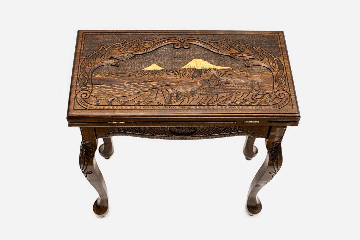 Handle Mount Ararat backgammon table closed, straight front view