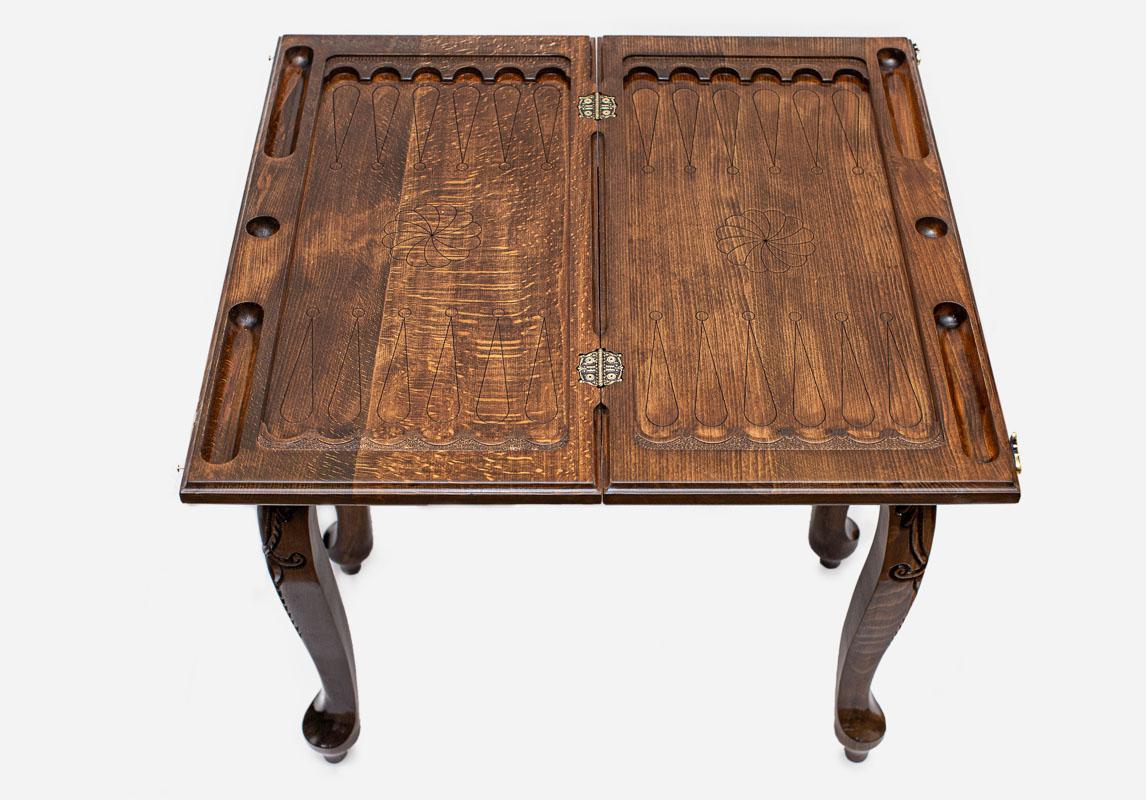 Handle Scalloped backgammon board closed, straight front view showing the scalloped points