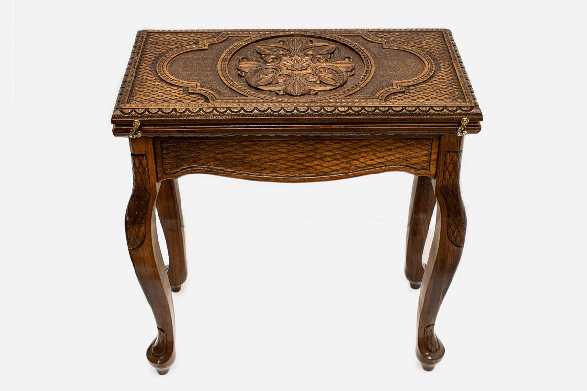 Handle Floral Medallion backgammon table closed, front elevation showing the cabriole legs