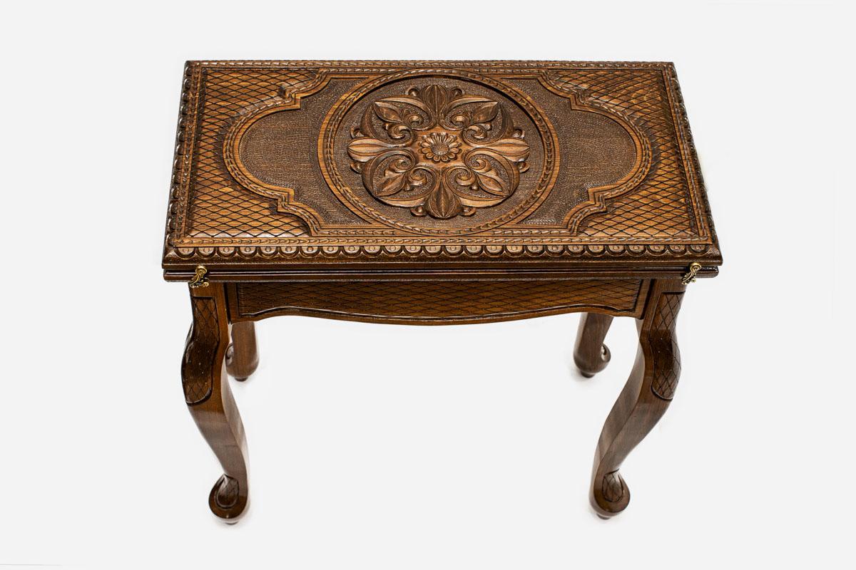 Handle Floral Medallion backgammon table closed, straight front view