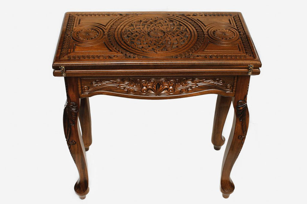 Handle Celtic Knot Ornament backgammon table closed, front view showing the carved knotwork medallion
