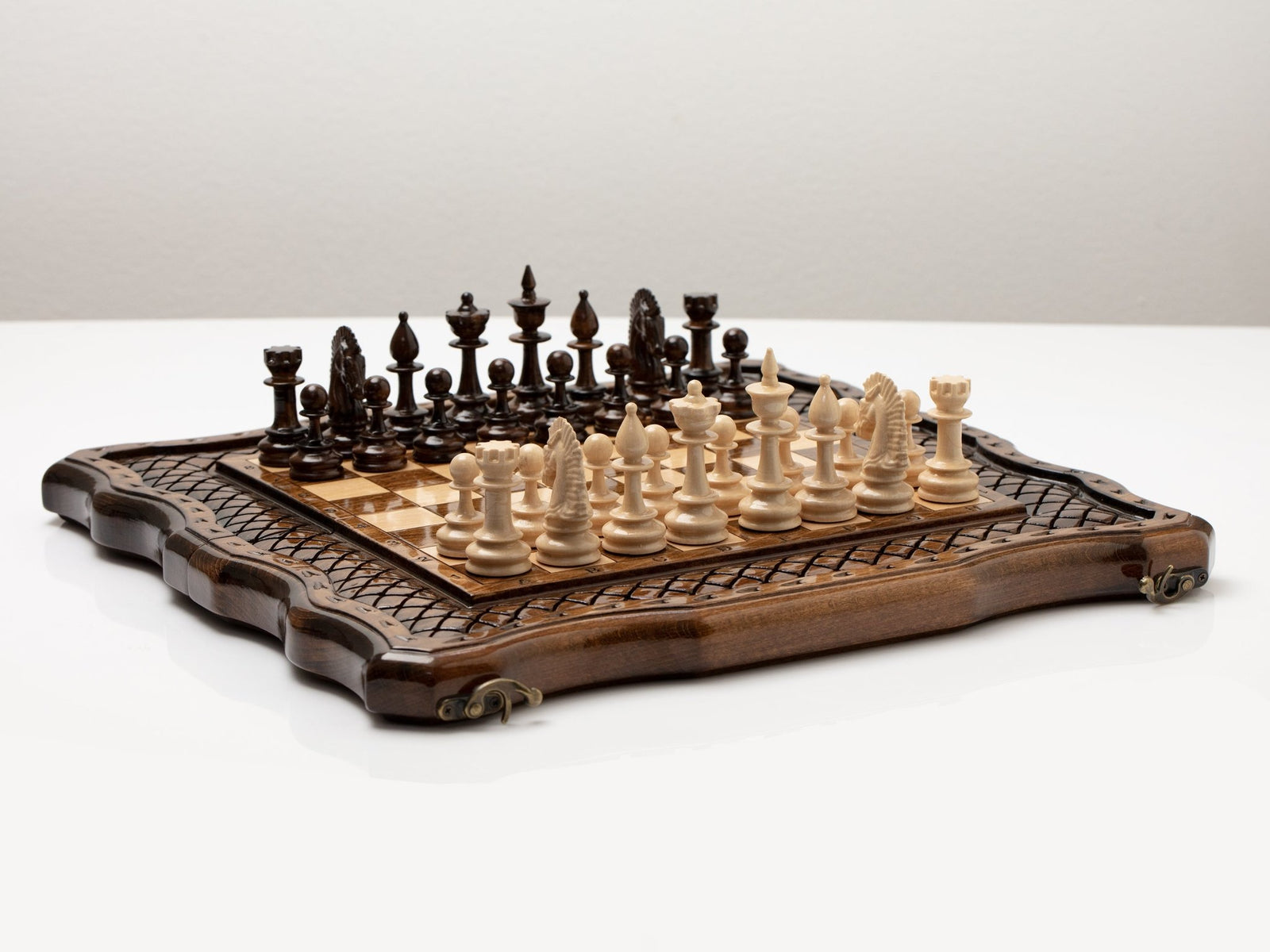 Wooden Chess Set with Contour Outline - Unumperfectus
