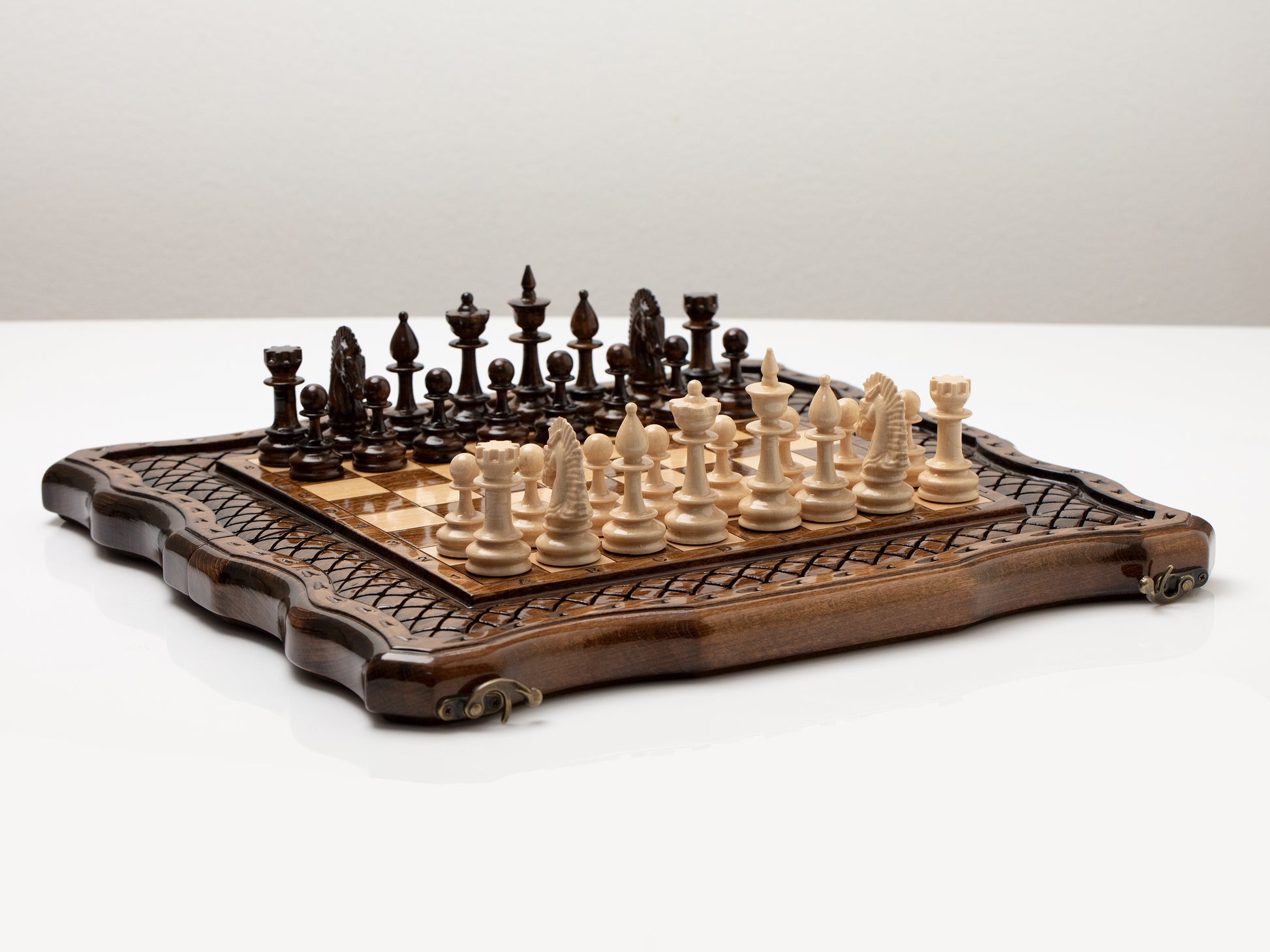 Wooden Chess Set with Contour Outline - Unumperfectus