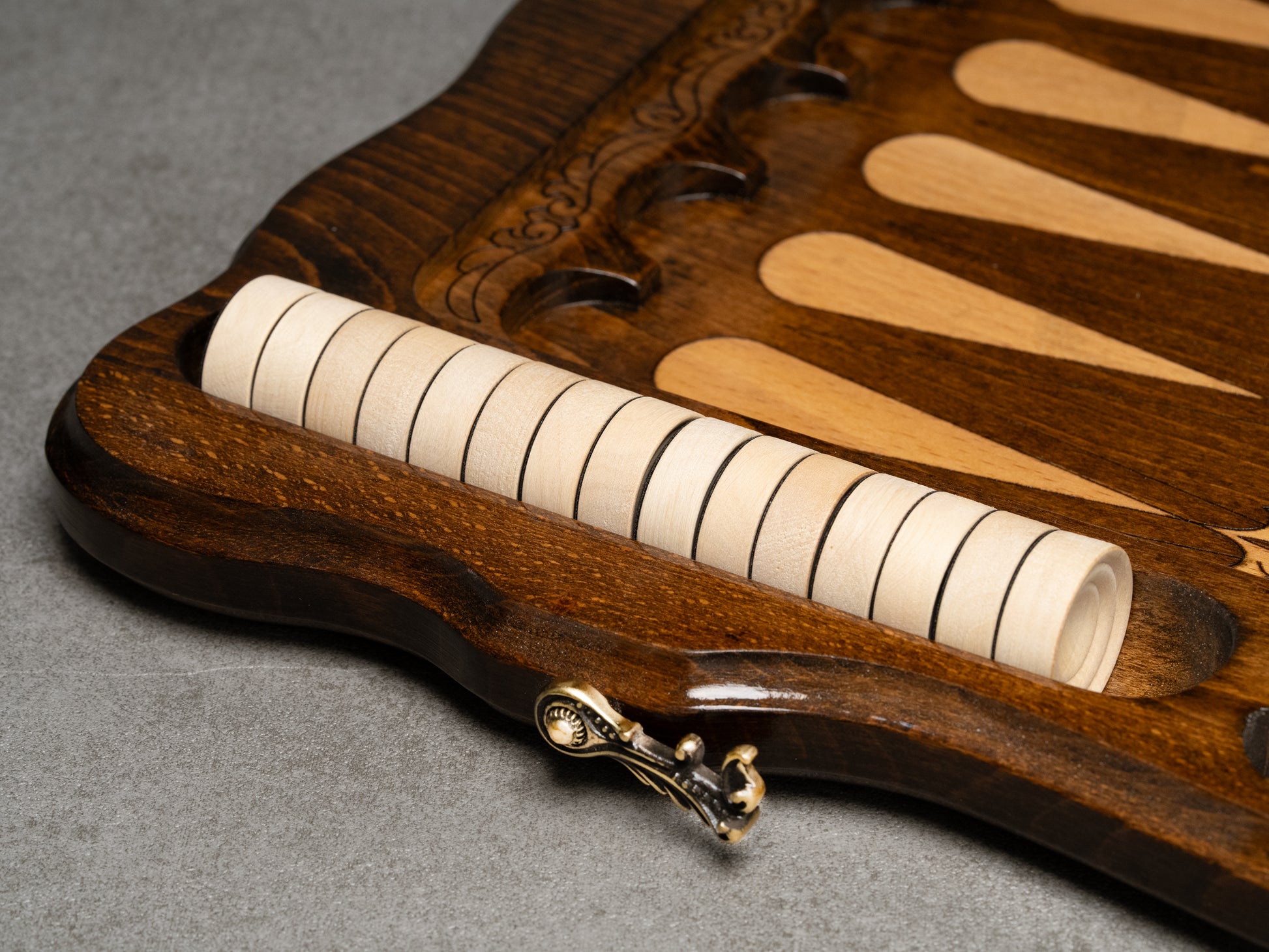 Luxury Backgammon Set – Majestic Lion Design with Bronze Details - Unumperfectus