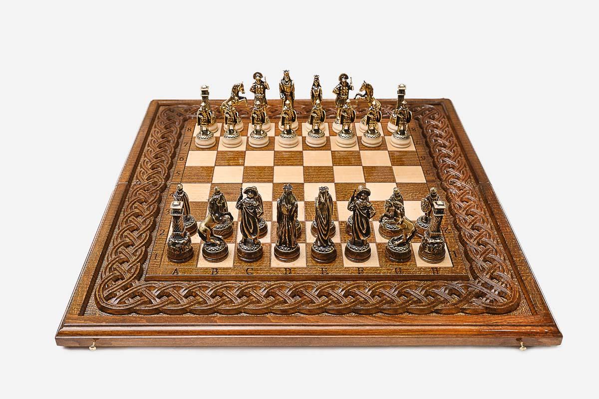 Rope Border Beech Chess Set with Bronze Pieces