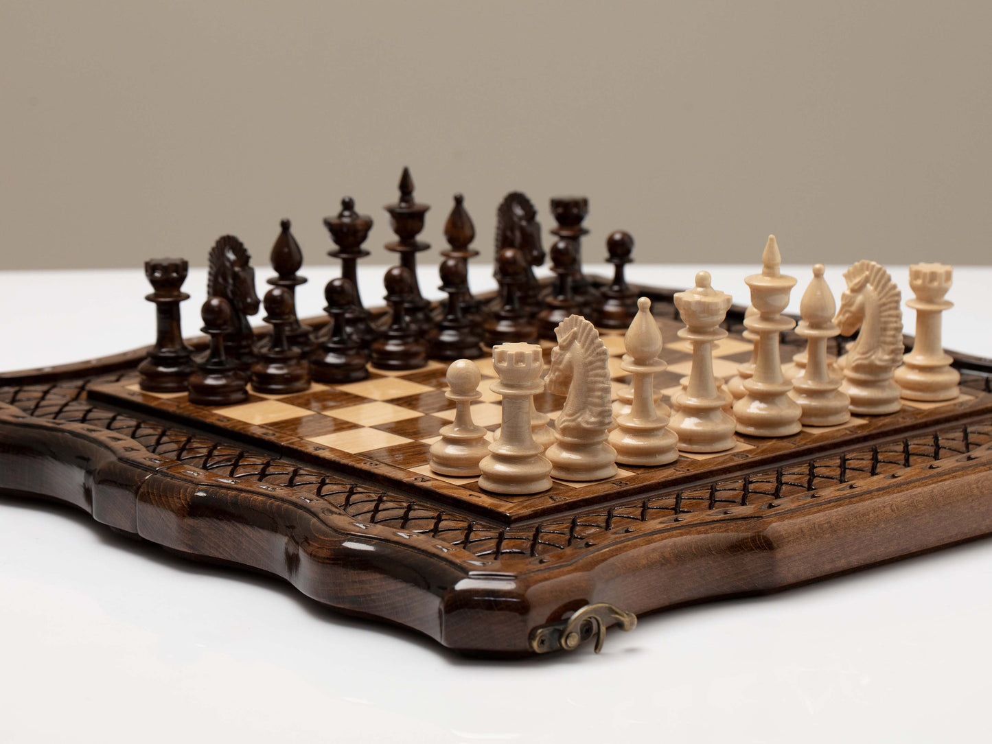 Wooden Chess Set with Contour Outline - Unumperfectus