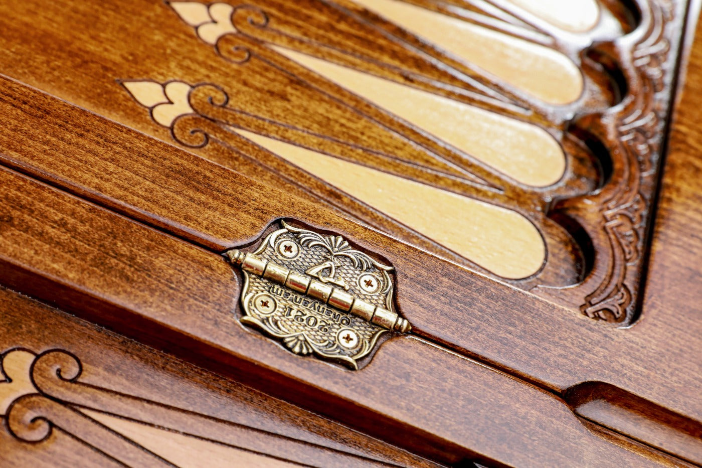 Luxury Lion Backgammon Set – Handcrafted Wooden Board with Lion Design - Unumperfectus