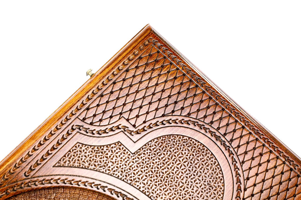 Luxury Lion Backgammon Set – Handcrafted Wooden Board with Lion Design - Unumperfectus