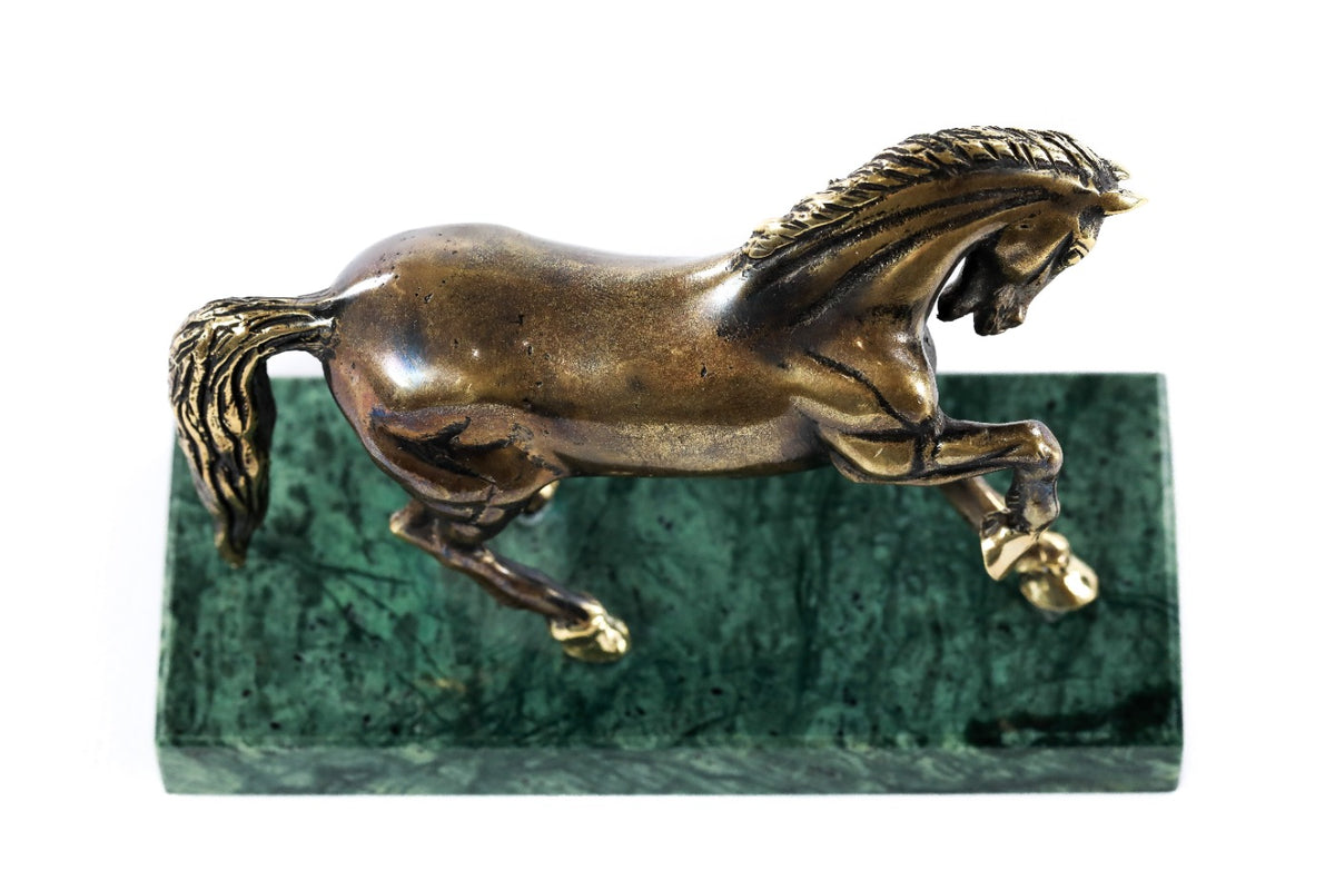 Bronze horse sculpture by Hrachya Ohanyan — angle view