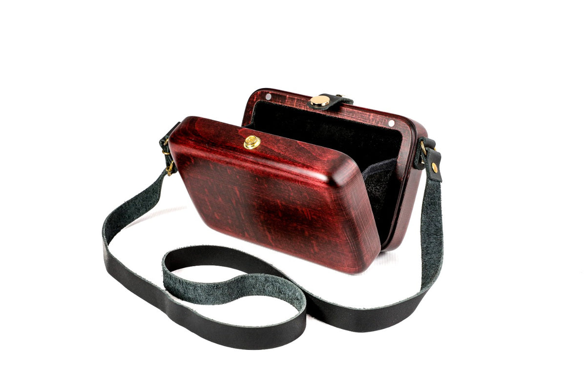 Handmade wooden handbag — grain close-up