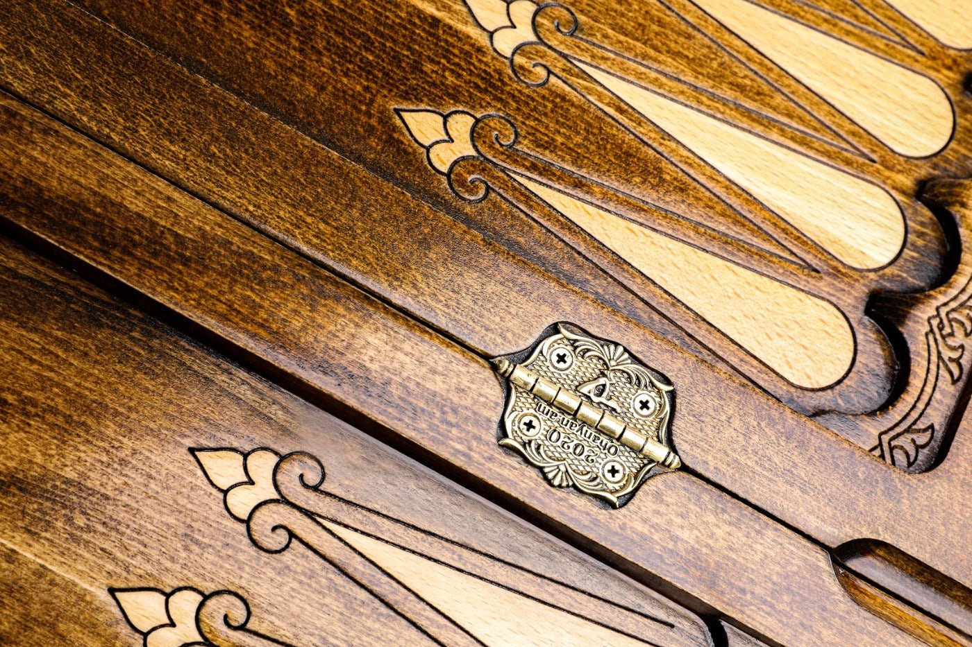 Backgammon Board - Assyrian Logo - Unumperfectus