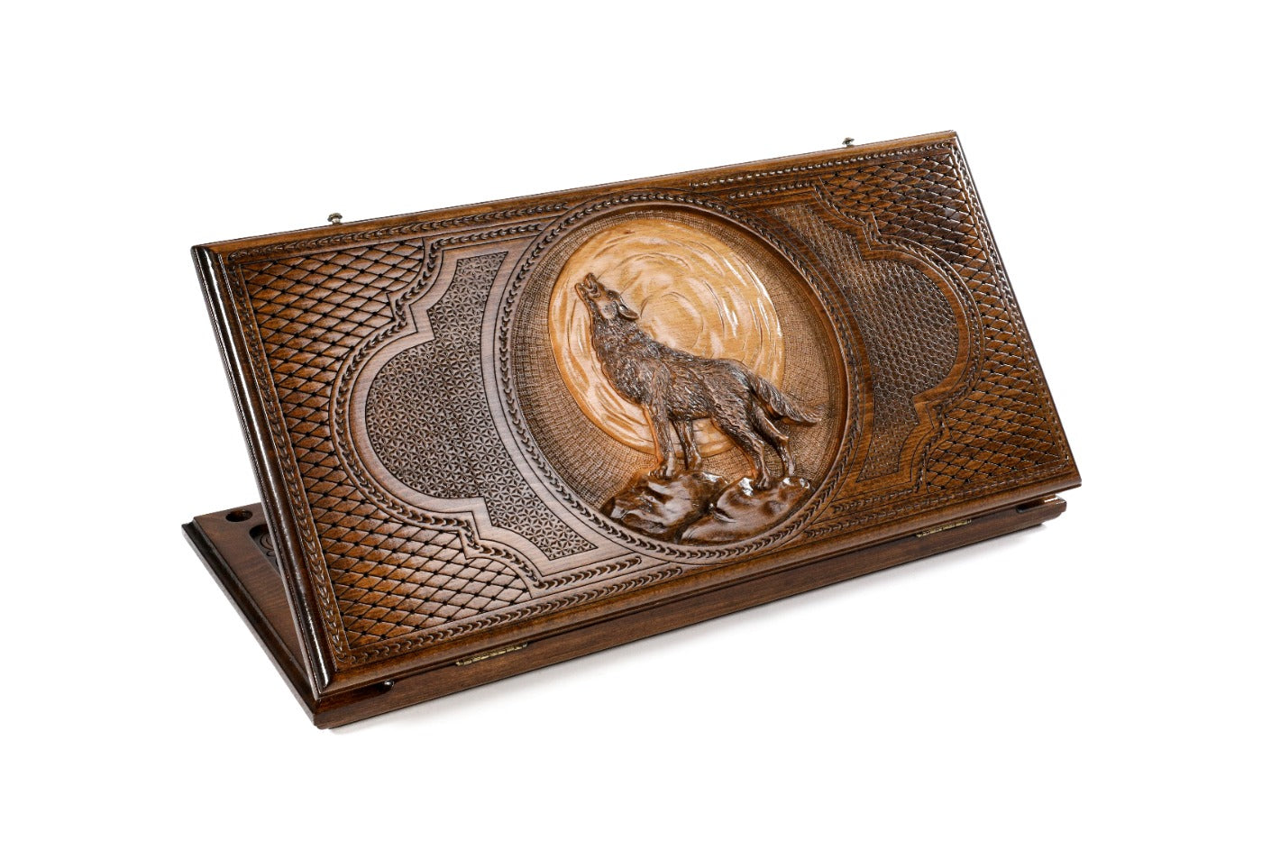 Closed Wolf Classic backgammon board featuring a detailed 3D hand-carved wolf head.