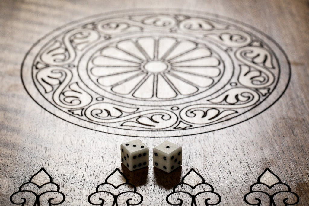 Backgammon Board - Ornamental Bas-Relief Wooden Design - Unumperfectus
