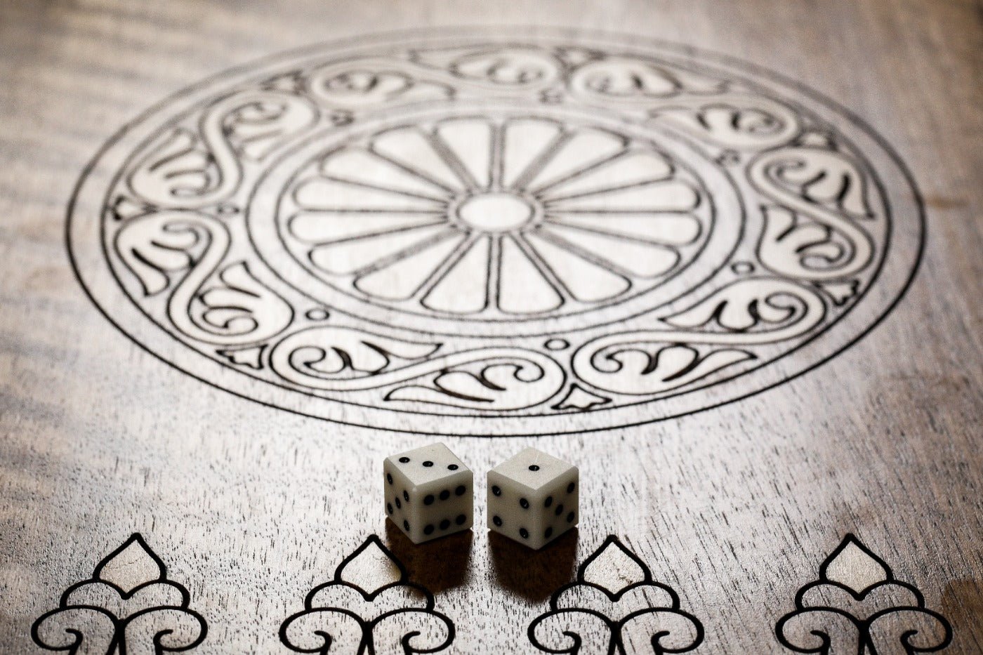 Backgammon Board - Ornamental Bas-Relief Wooden Design - Unumperfectus