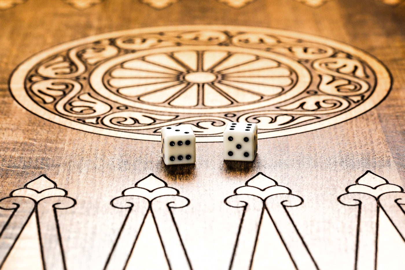Backgammon Board - Ornamental Bas-Relief Wooden Design - Unumperfectus