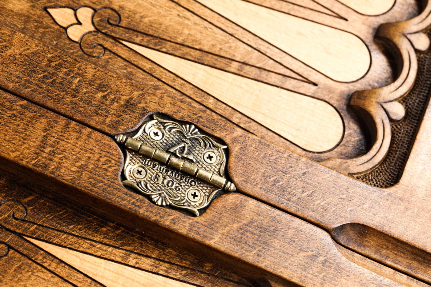 Backgammon Board - Ornamental Bas-Relief Wooden Design - Unumperfectus