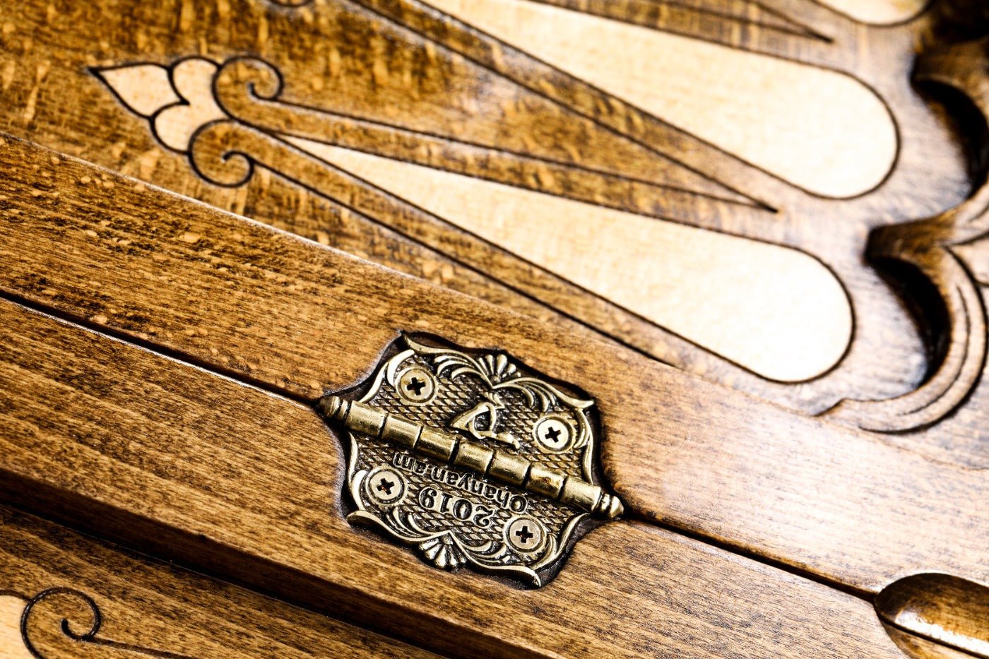 Backgammon Board - Ornamental Snowflake & Sacred Arch Wooden Design - Unumperfectus