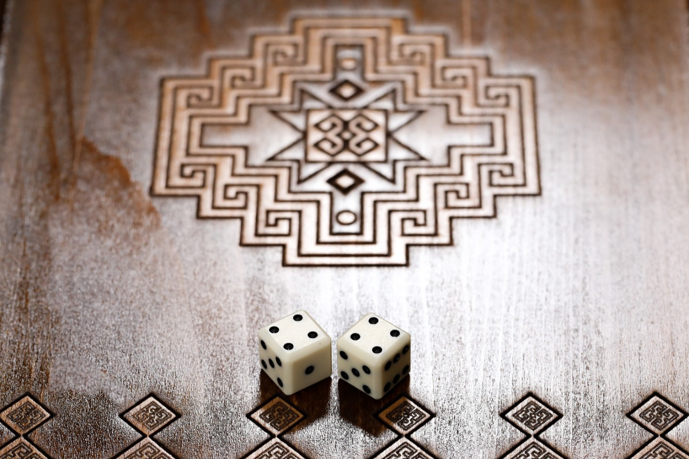Backgammon Board - Lori Carpet Motif - Unumperfectus