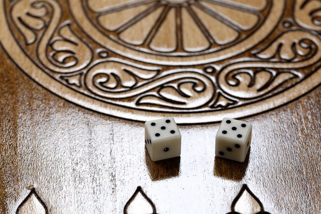 Backgammon Board - Ornamental Wooden Design - Unumperfectus