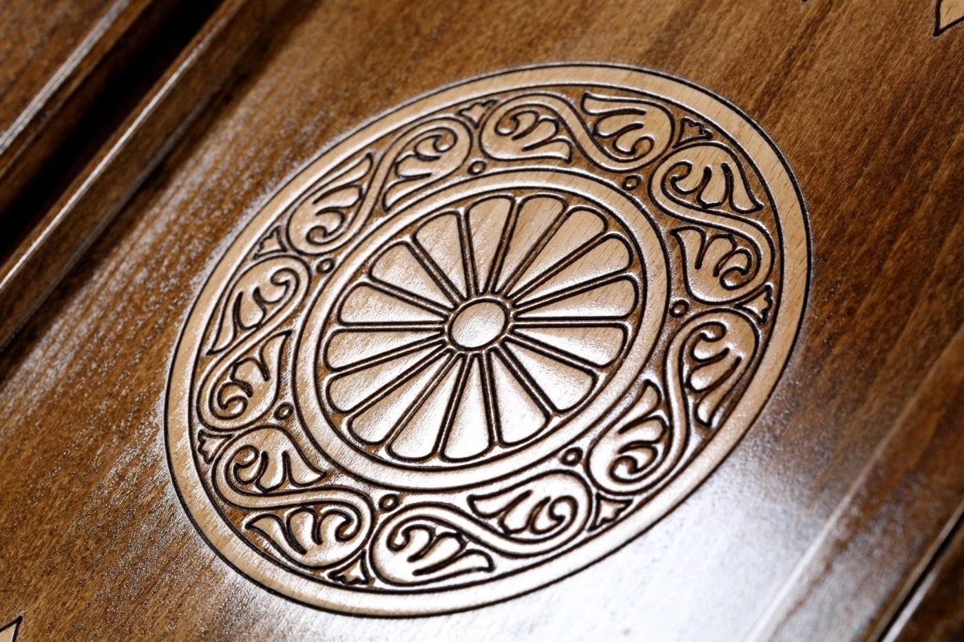 Backgammon Board - Ornamental Wooden Design - Unumperfectus