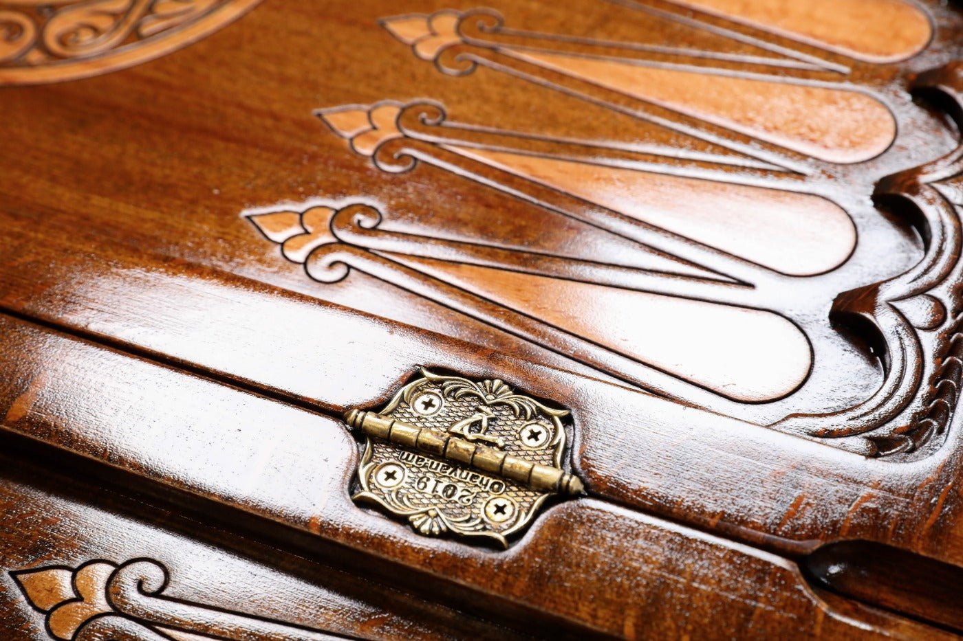 Backgammon Board - Ornamental Motif Wooden Design - Unumperfectus