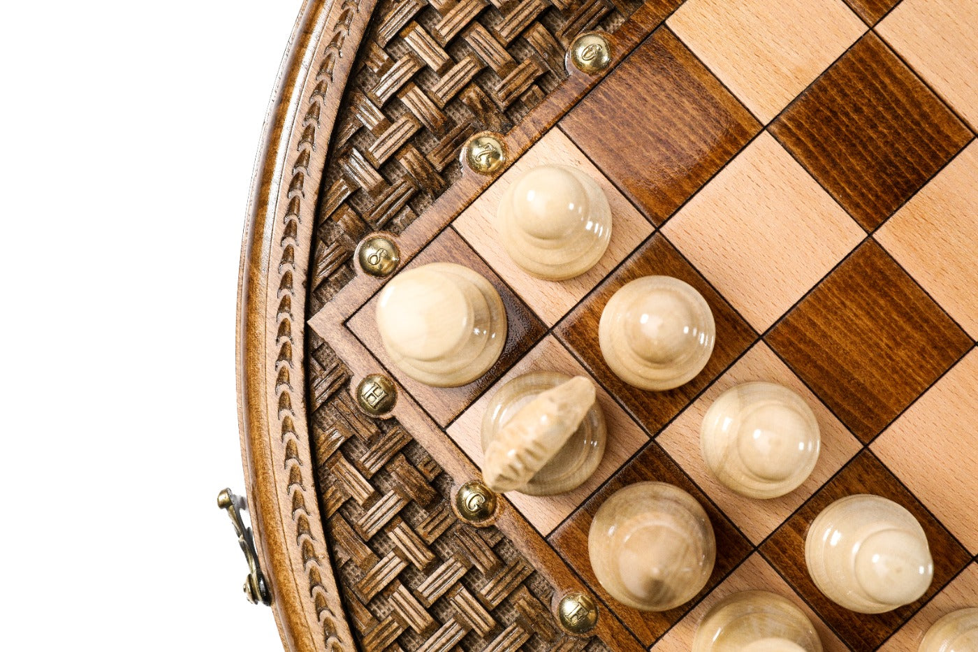 Round Chess Set Carved with Ornamental Pattern and Bronze Details - Unumperfectus