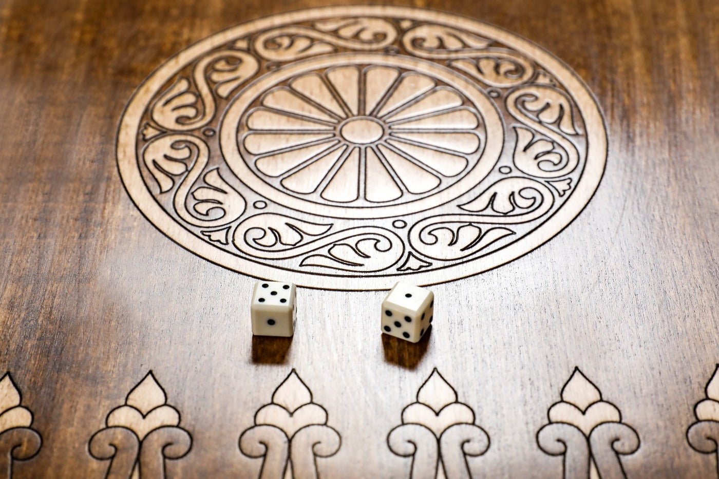 Backgammon Board - Ornamental Bas-Relief Design - Unumperfectus