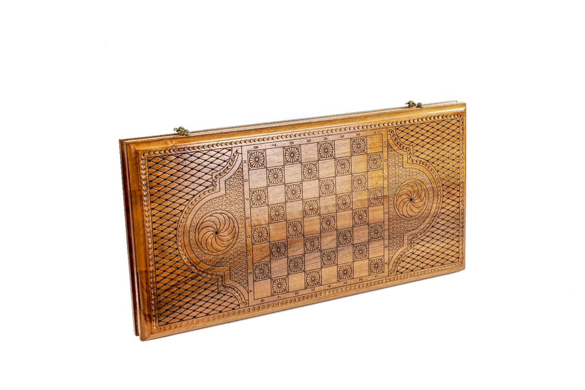 Back cover of the world map backgammon set: chequerboard inside the lattice with eternity whirl cartouches