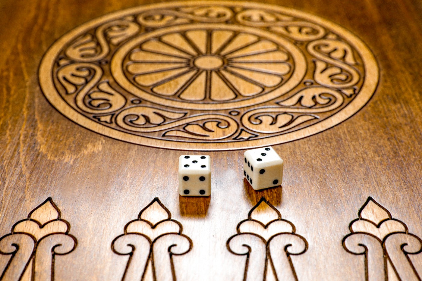 Backgammon Board - Classic Wooden Traditional Minimalist Design - Unumperfectus