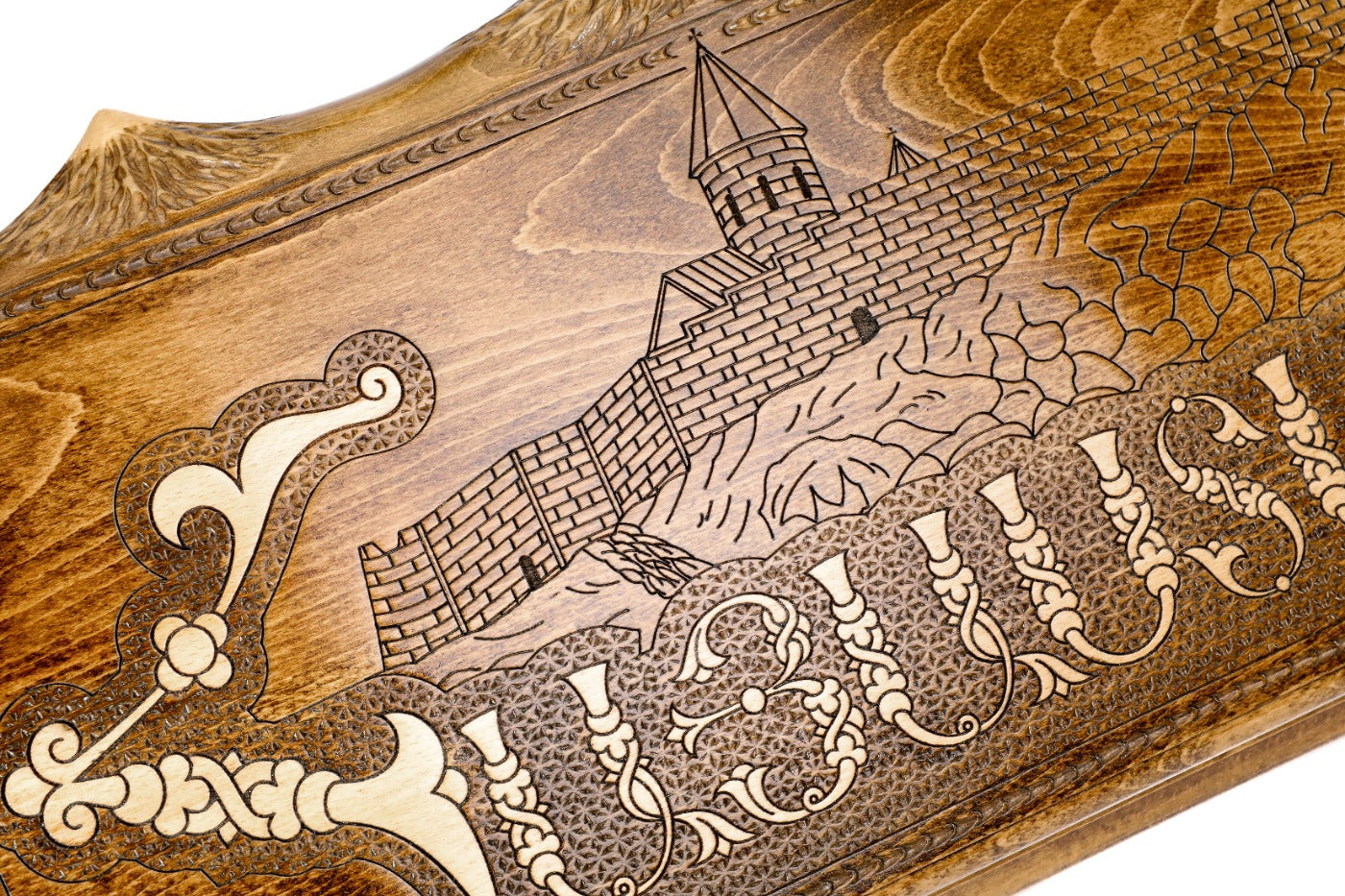The open wooden board displaying the deep chocolate and amber pips with checkers ready for a starting position.