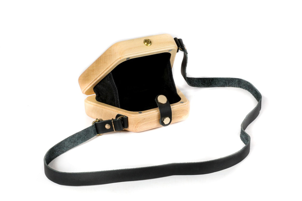 Trapezoid wooden handbag in natural wood — detail view