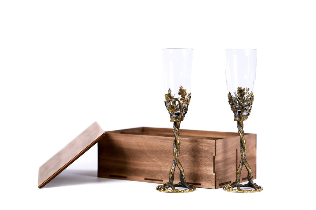 Bronze cups set with wooden box — detail
