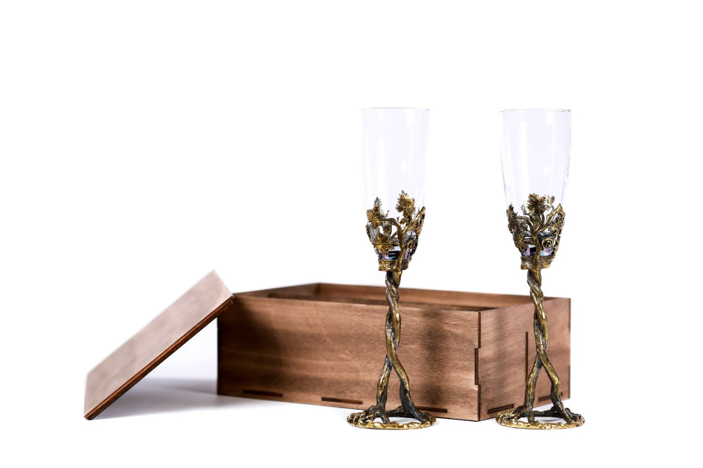 Bronze cups set with wooden box — detail