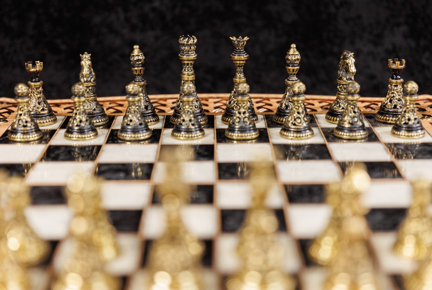 Schach und Backgammon 2-in-1 Brett mit urheberrechtlich geschütztem Konturumriss – 60 cm | 23.6"