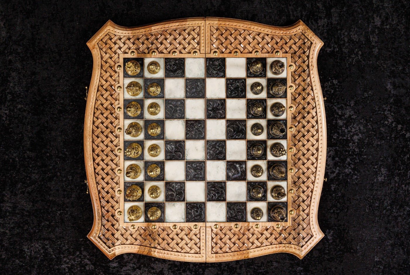 Schach und Backgammon 2-in-1 Brett mit urheberrechtlich geschütztem Konturumriss – 60 cm | 23.6"