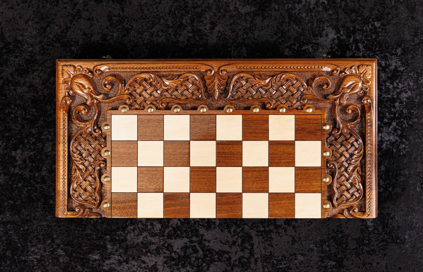 Klassisches Schach- und Backgammon-Brett mit Ziergeflechtmuster & Epoxidharz – 60 cm | 23,6"
