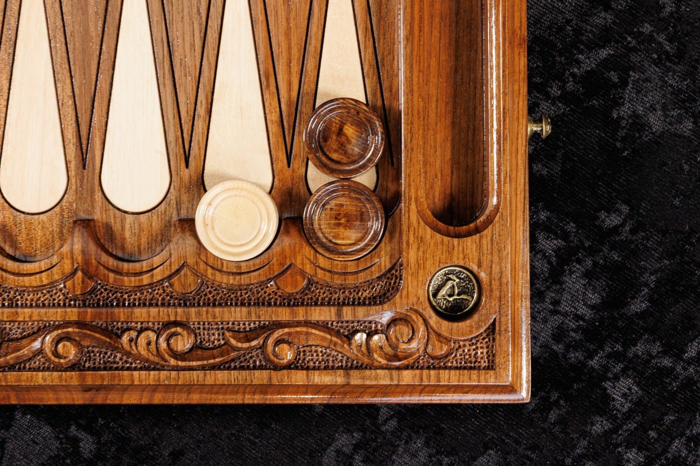 Klassisches Schach- und Backgammon-Brett mit Ziergeflechtmuster & Epoxidharz – 60 cm | 23,6"