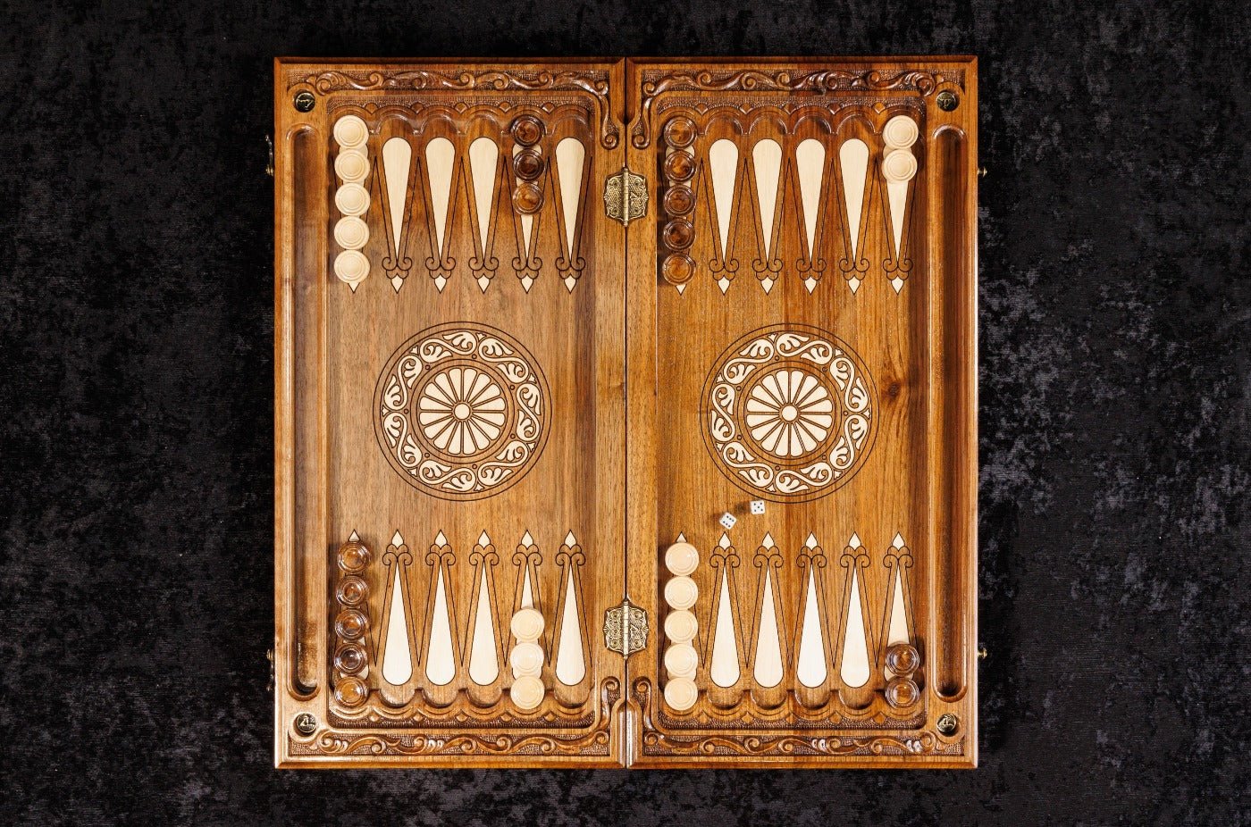Klassisches Schach- und Backgammon-Brett mit Ziergeflechtmuster & Epoxidharz – 60 cm | 23,6"
