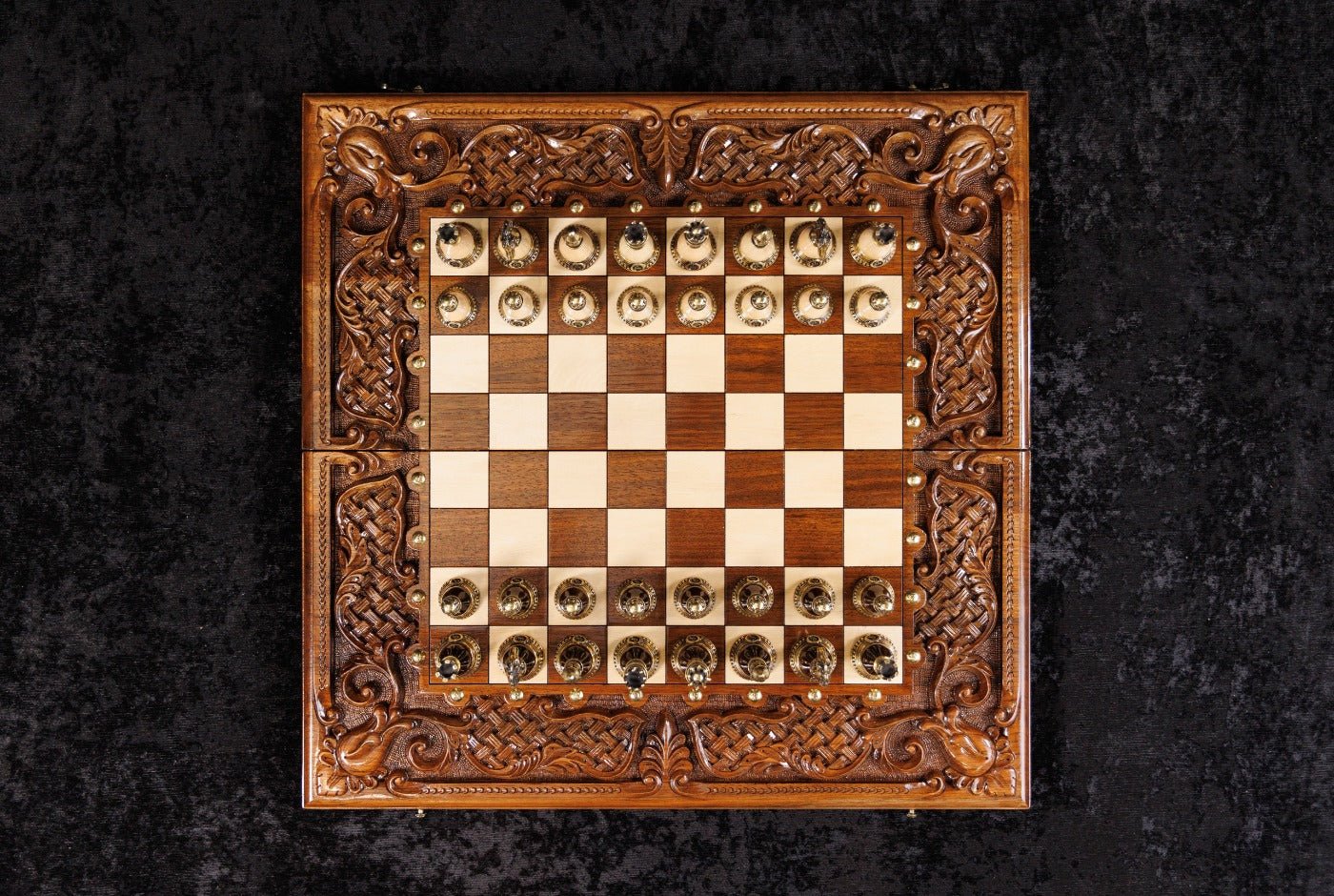 Klassisches Schach- und Backgammon-Brett mit Ziergeflechtmuster & Epoxidharz – 60 cm | 23,6"