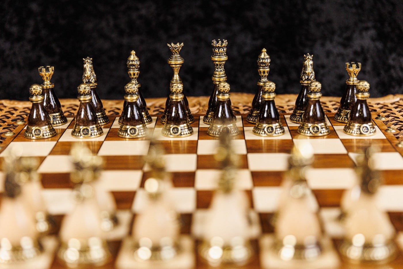 Chess Set & Backgammon Board - Ornamental Braid Pattern 60cm | 23.6" - Unumperfectus