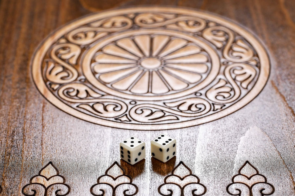 Carved Chess Set & Backgammon Board With Braid Pattern 50 cm | 19.7" - Unumperfectus